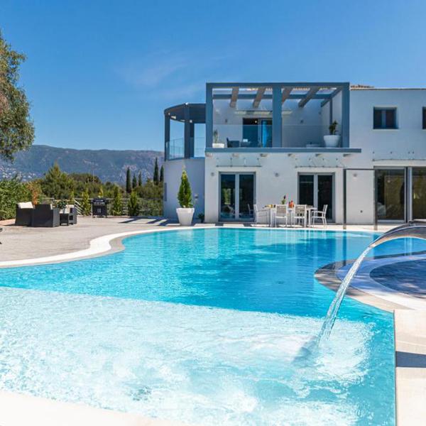 Ferienhaus korfu Luxusvilla mieten griechenland privater pool meerblick sandstrand finest greek villas